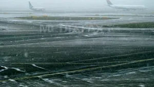 Un avion venit de la Milano nu a putut ateriza la Arad din cauza zăpezii