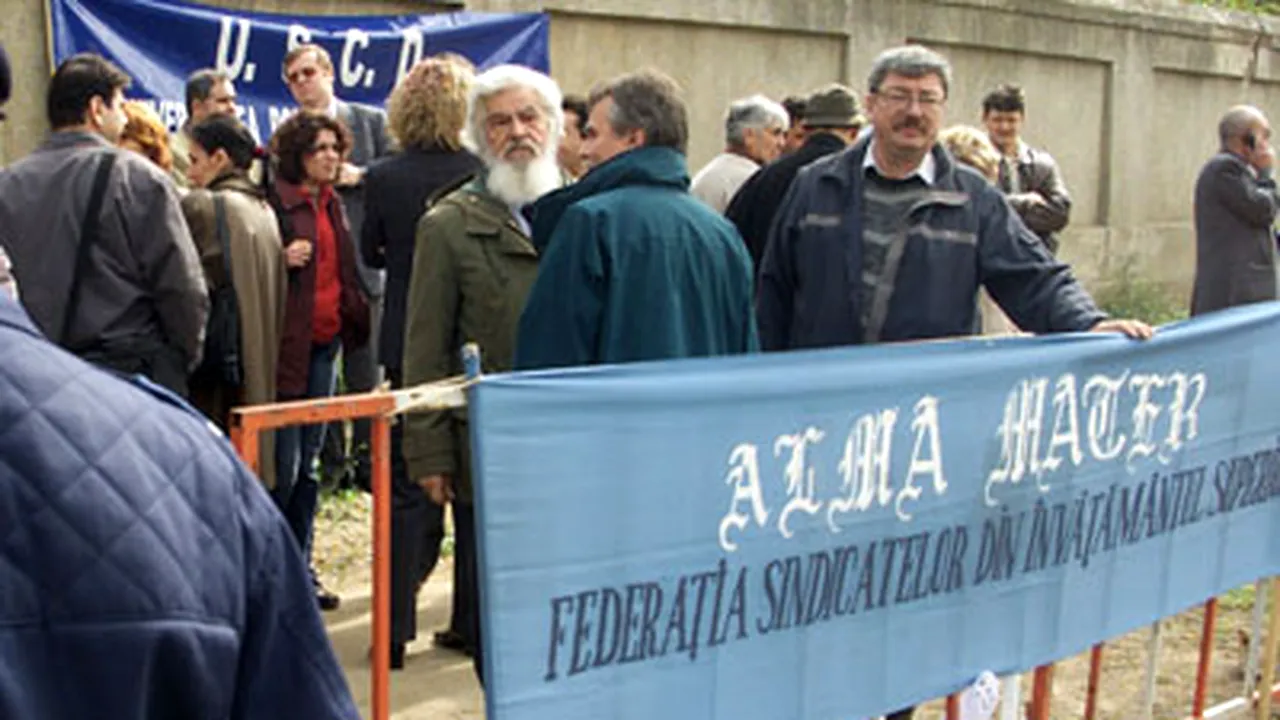 Protest la guvern declanşat de salariile nemajorate. Se forţează greva în învăţământ