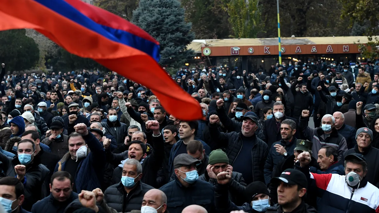 Zeci de mii de armeni s-au adunat pentru a cere demisia premierului. Oamenii protestează din cauza pactului semnat cu Azerbaidjan