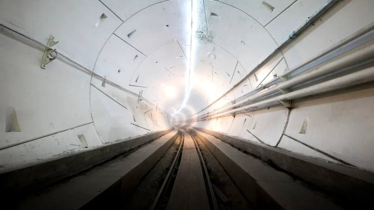 Elon Musk dezvăluie tunelul construit pentru combaterea ambuteiajelor din traficul urban. Cât costă echiparea unei maşini normale, pentru a putea circula în subteran | VIDEO