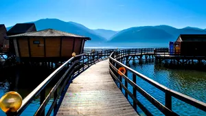 Prima staţiune exotică din România. Cum arată satul plutitor, aflat într-un peisaj de poveste