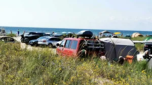Andruţa a mers la plajă într-un loc sălbatic, dar a găsit corturi montate ilegal şi aglomeraţie ca în staţiunile amenajate