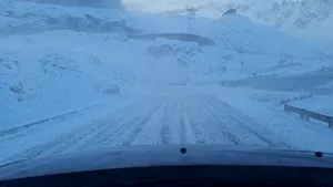 Strat de zăpadă de 10 centimetri pe Transfăgărăşan şi carosabil acoperit cu gheaţă