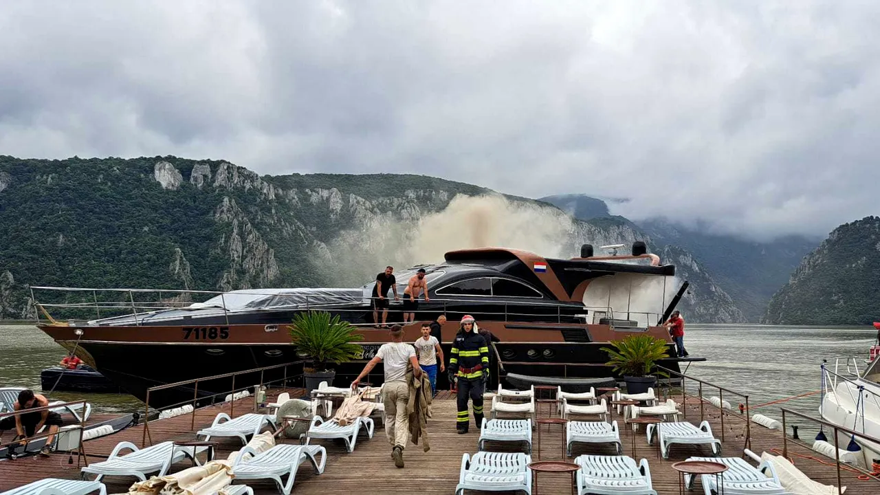 Un yacht a luat foc pe Dunăre, în Mehedinţi