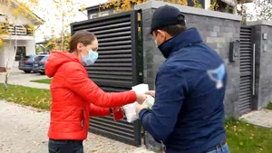 Chiar dacă e carantină, curierii au undă verde să-ţi livreze comanda