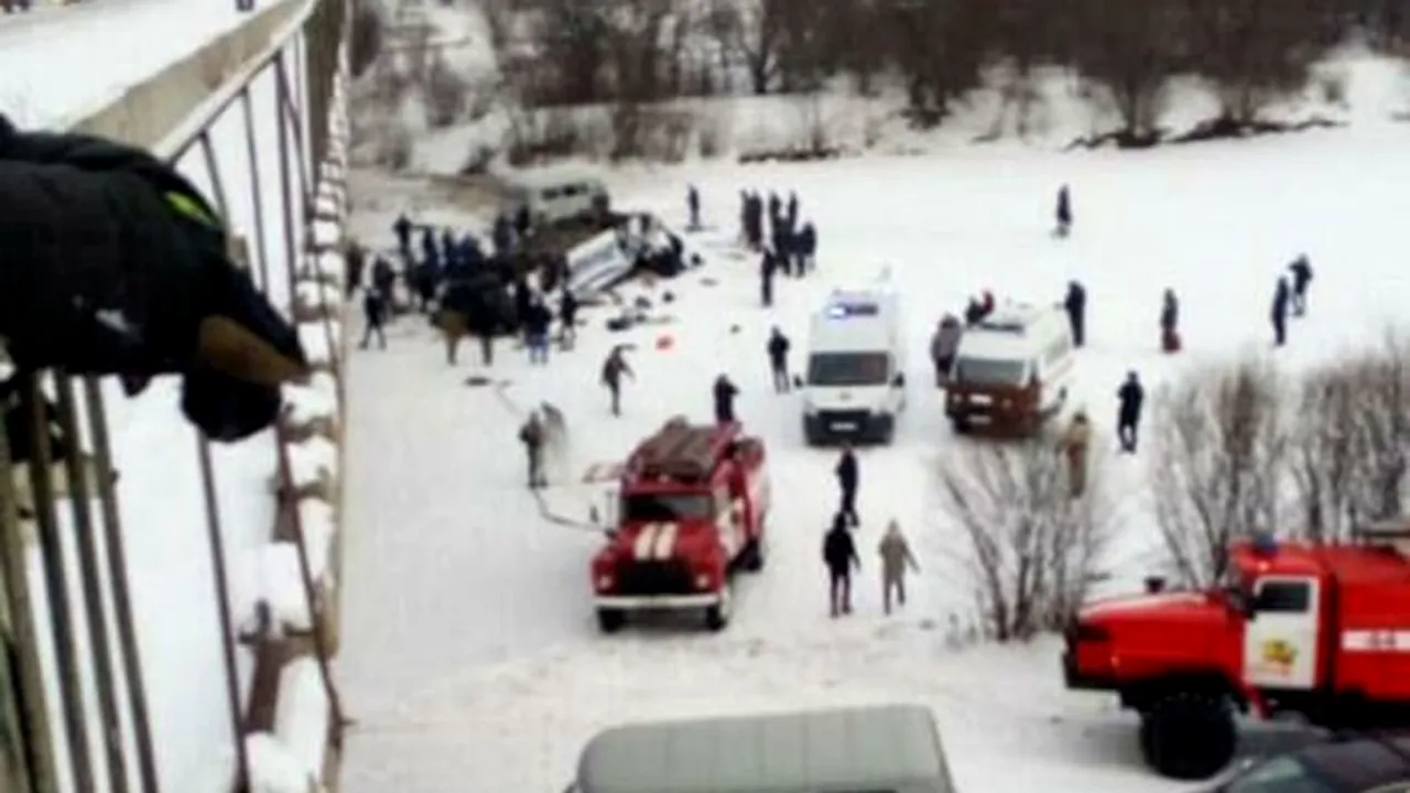 Accident teribil în Rusia. Bilanţul morţilor a ajuns la 19 după ce un autobuz s-a prăbuşit într-un râu. VIDEO