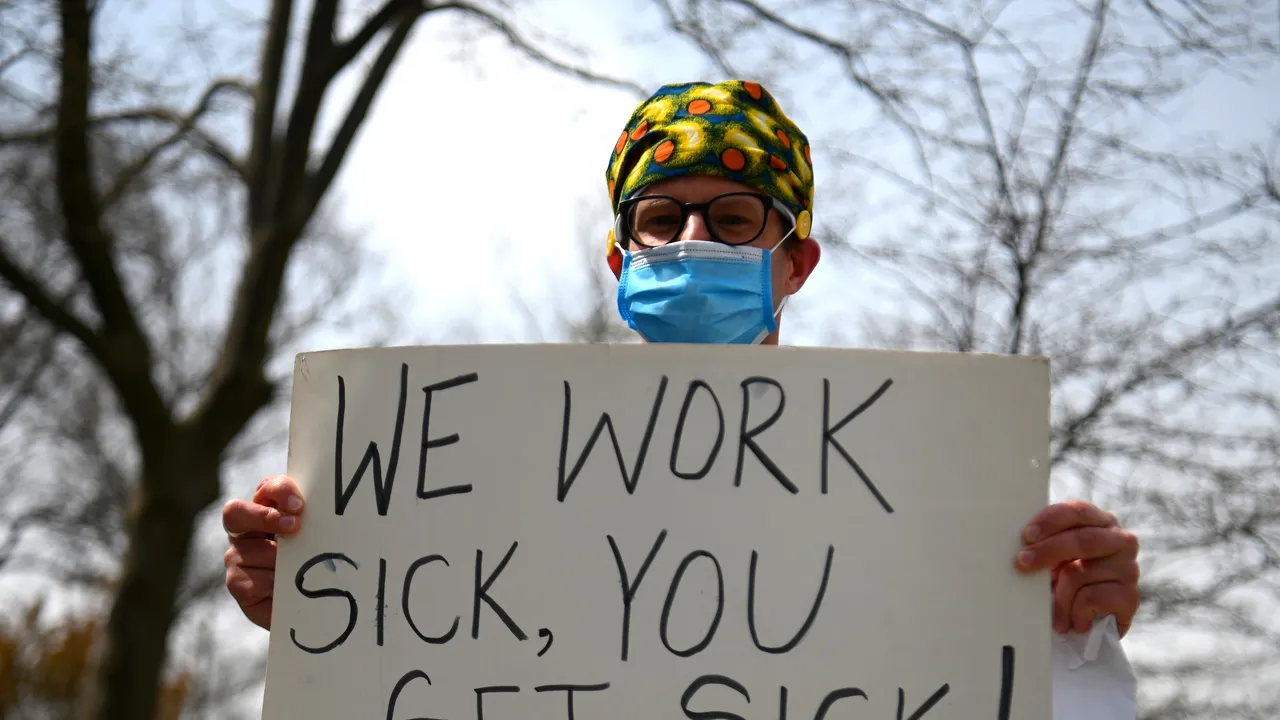 Scandal de proporţii pe tema măştilor chirurgicale: Motivul pentru care mai multe asistente medicale şi-au suspendat activitatea