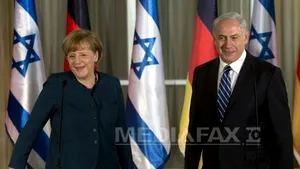 Angela Merkel, surprinsă într-o fotografie având pe faţă o umbră similară mustăţii lui Hitler - FOTO