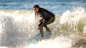 Femeia care face valuri, Khadjou Sambe:  „Nu doar băieţii pot face surfing, fetele pot face orice”