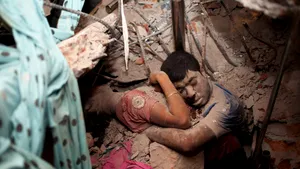 ULTIMA ÎMBRĂŢIŞARE a unui cuplu: FOTOGRAFIA cea mai emoţionantă a tragediei din Bangladesh - FOTO