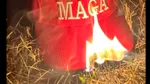 Susținători ai lui Trump au dat foc șepcilor MAGA, după ce acesta a numit scandalul Epstein „o farsă”