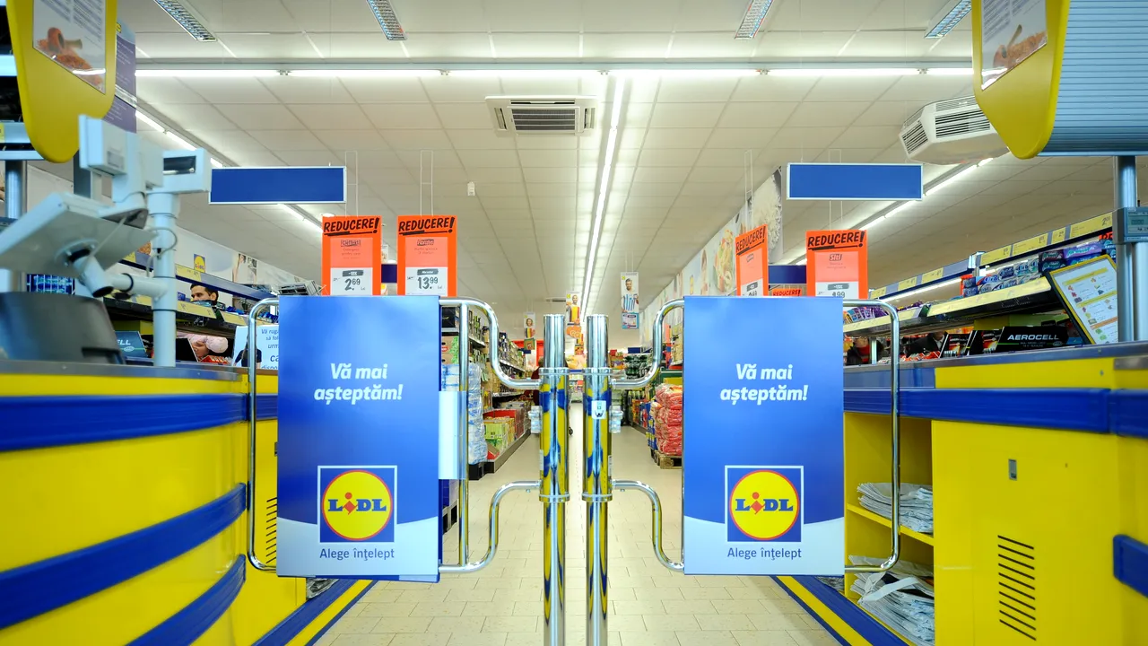 FOTO | Lidl, în centrul unui mare scandal din motive religioase. Compania a dat jos crucile de pe ambalajele iaurturilor greceşti