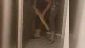 ATENŢIE, imagini cu puternic impact emoţional | „Nu mai da, nu mai da”. O femeie a fost filmată când îşi bătea fetiţa de 5 ani cu o mătură / Poliţia a deschis anchetă