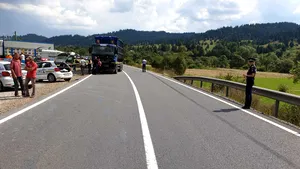 Accident cumplit în Mureş. Trei morţi, între care şi un copil, în urma impactului frontal dintre un autoturism şi un TIR | FOTO
