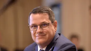 PREZENTUL FĂRĂ PERDEA Marius Oprea / Sînt bolnav de securism. Mă tratează SRI-ul?