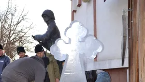 FOTO Cruci de gheaţă montate în faţa unor biserici din Suceava, înaintea Bobotezei 