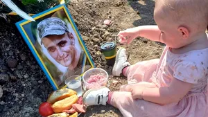 Tragedia din Ucraina. Un copil şi-a petrecut ziua de naştere la mormântul tatălui său