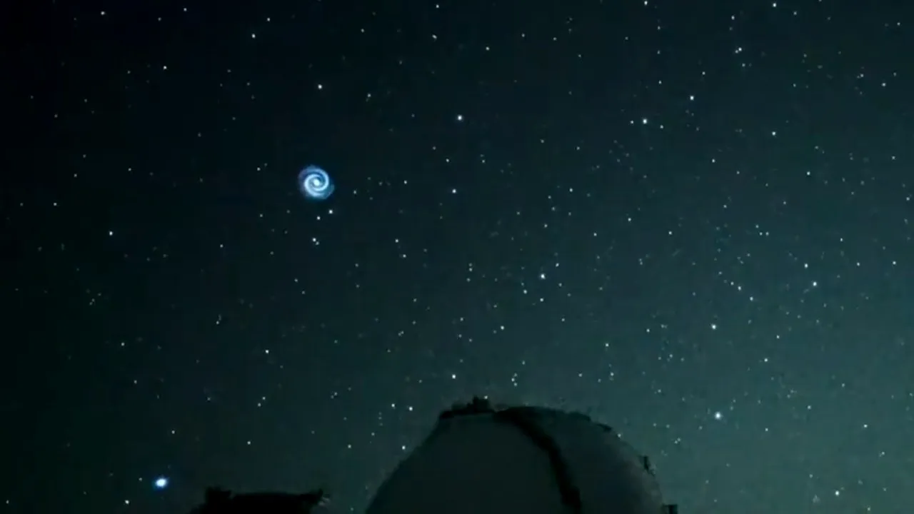 Imagine inedită în Hawaii. Un telescop japonez a surpins o misterioasă spirală albastră zburătoare
