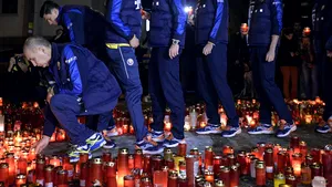 Jucătorii echipei naţionale a României au aprins lumânări la clubul Colectiv - FOTO