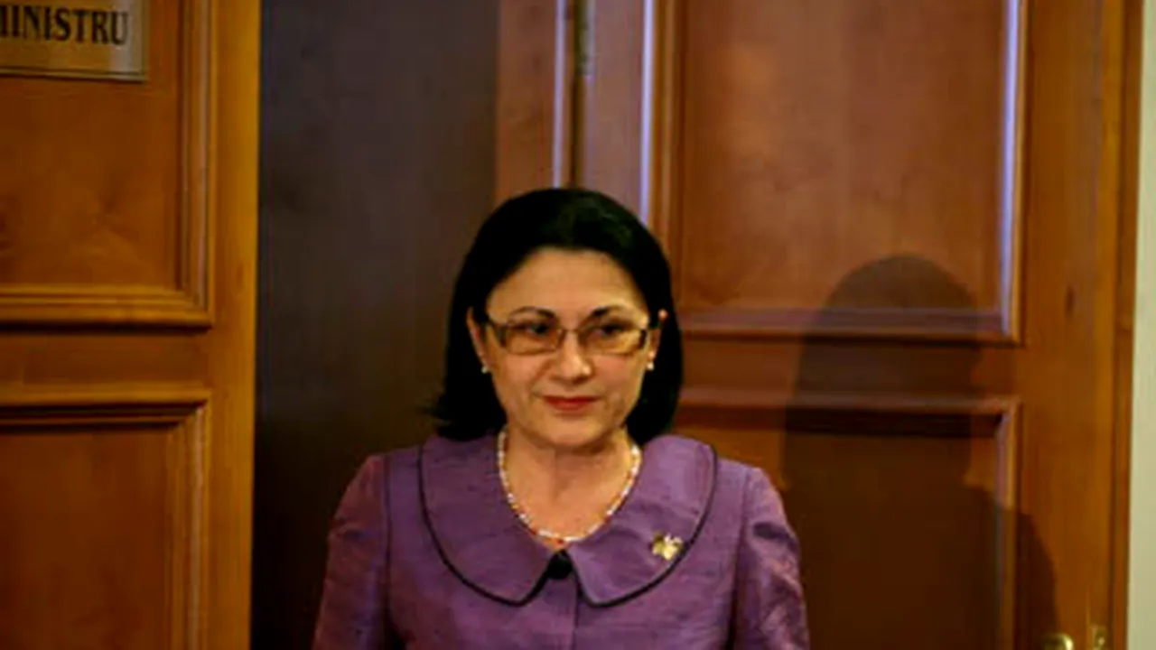 Andronescu modifică o lege pentru a putea numi directori de şcoli