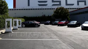 Elon Musk: Bateriile Tesla produse la Gigafactory pot ajunge să alimenteze cu energie întreaga lume