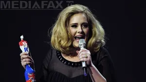 Adele şi-a cerut scuze pentru gestul vulgar făcut la gala BRIT Awards 2012