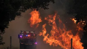 Pompier în vârstă de 19 ani, acuzat că a provocat intenţionat şapte incendii de vegetaţie în sud-estul Australiei