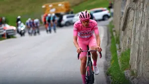 Tadej Pogacar se impune categoric în Turul Franţei şi reuşeşte dubla istorică Giro-Tour