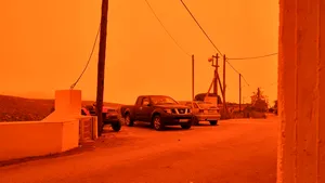 Atena, înghiţită de ceaţa portocalie provocată de furtuna de praf din Sahara