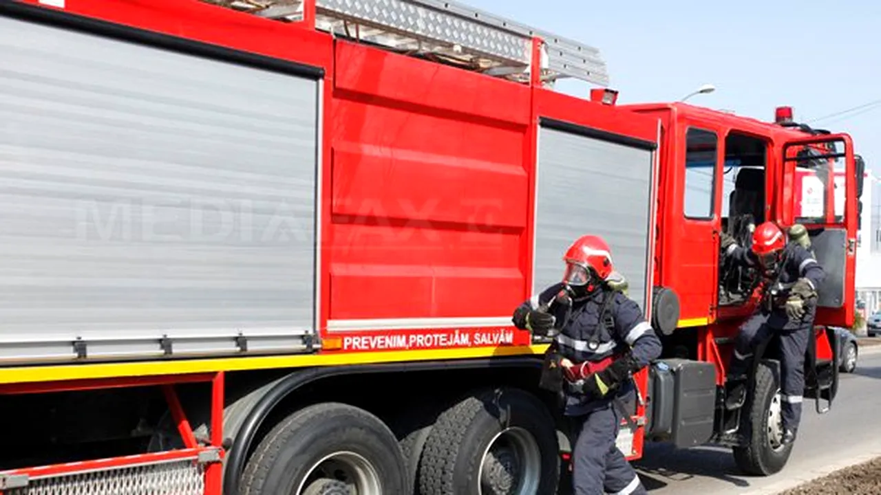 O cisternă plină cu păcură s-a răsturnat pe DN 79, în judeţul Arad. Traficul, blocat două ore