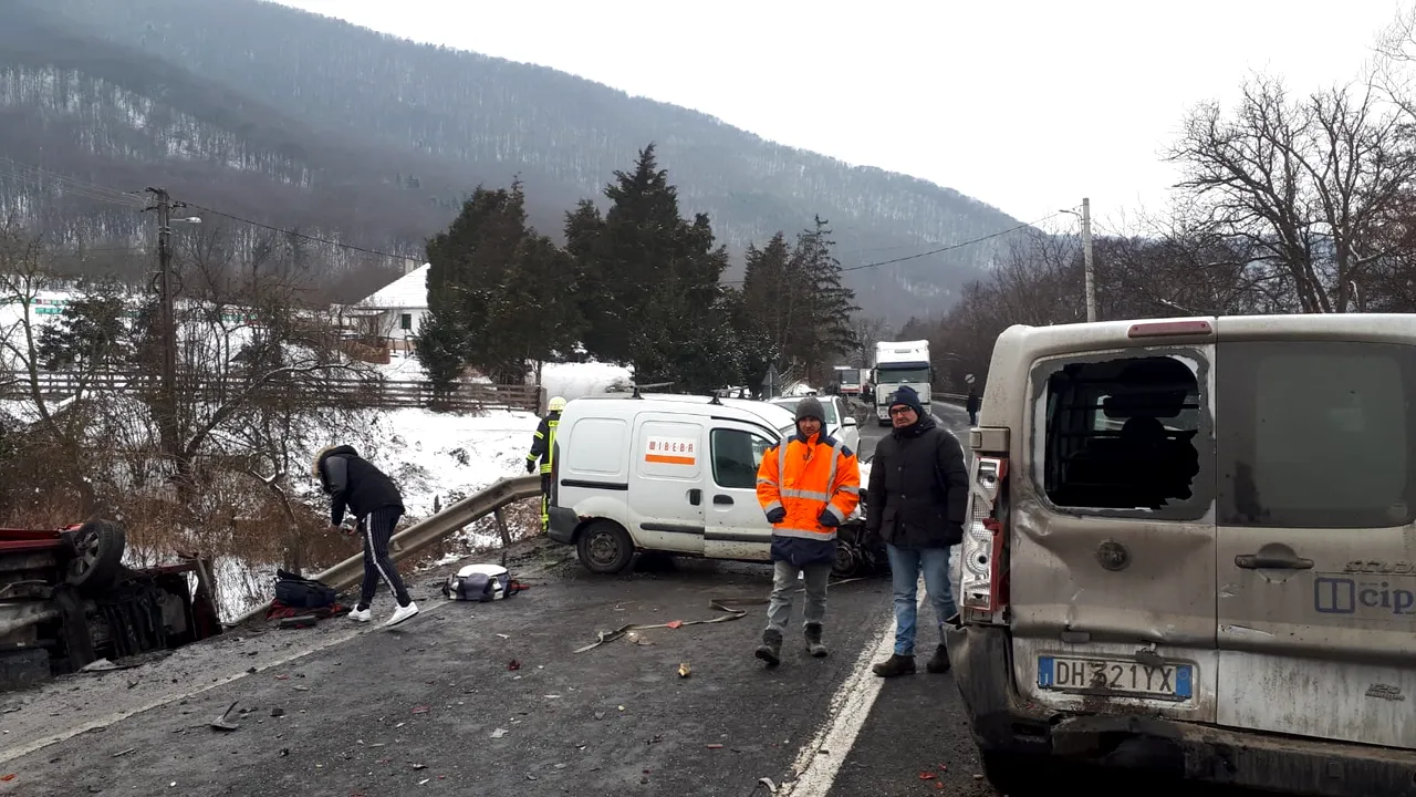 FOTO Accident în lanţ pe DN 7 în judeţul Hunedoara: Microbuz cu nouă persoane la bord 