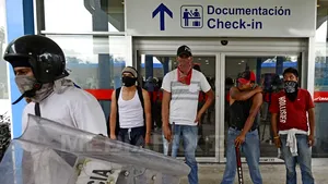 Aeroportul din Acapulco, blocat de protestatari, după dispariţia a 43 de studenţi