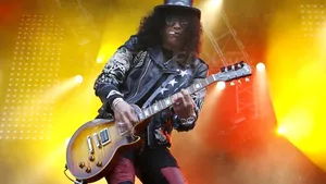 Slash, atacat de un fan înfocat pe scenă, în Italia