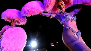 O explozie de aripi, de îngeri albi şi negri şi păsări multicolore, la Life Ball, sâmbătă, la Viena