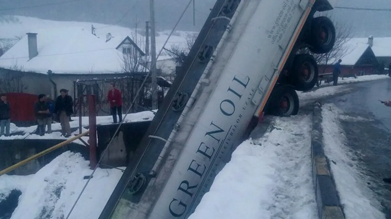 O cisternă care transporta aproximativ 31.000 litri de motorină s-a răsturnat în Mureş/ Pompierii au izolat zona | FOTO