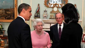 Obama i-a oferit reginei Elisabeta a II-a un iPod personalizat