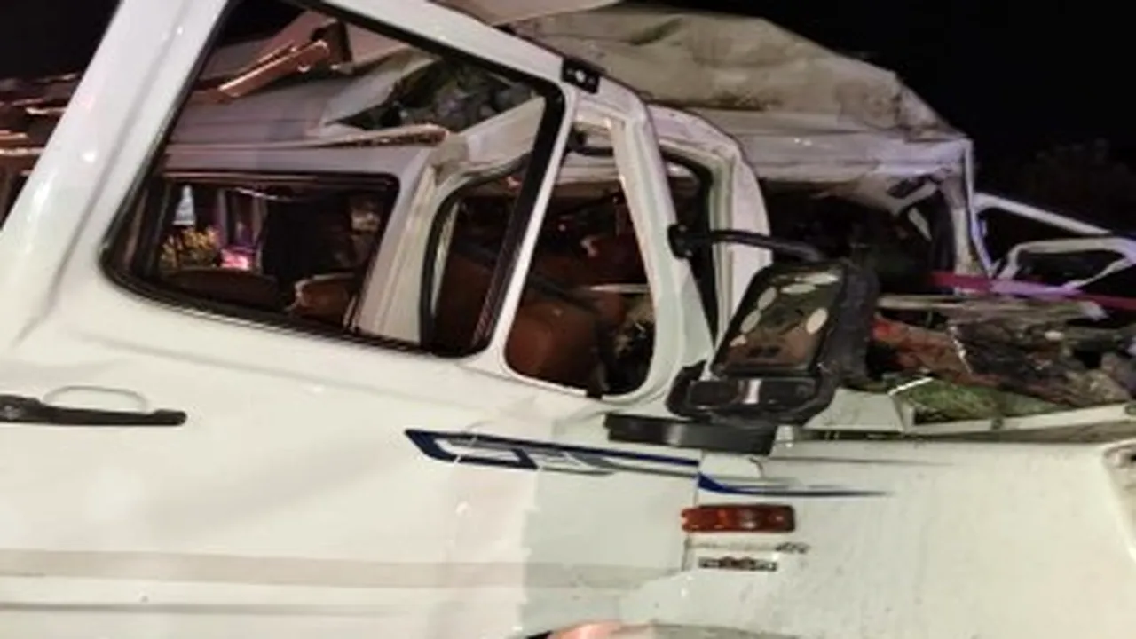 India: Un microbuz cu pelerini a intrat într-un camion parcat. Cel puțin 15 oameni au murit