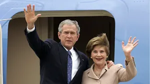 Oficialii români n-au putut oferi flori Laurei Bush