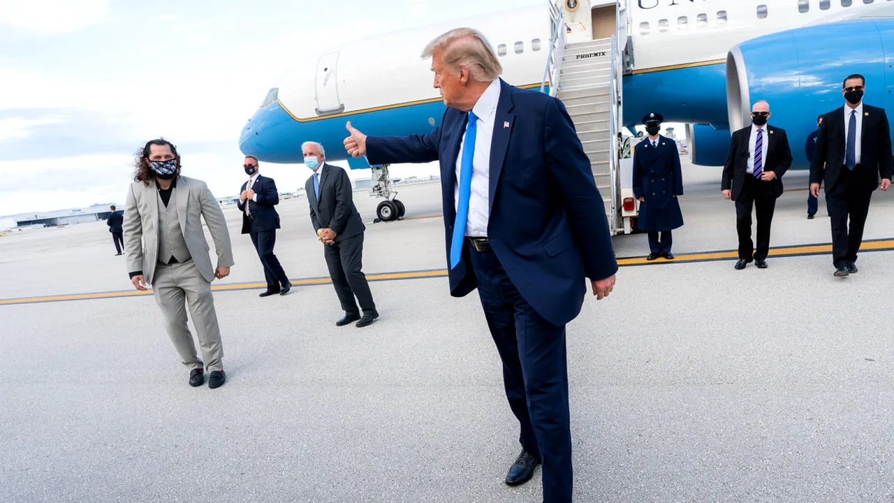 Lupta pentru Casa Albă. Un boxer hispanic, aruncat în ring de Donald Trump