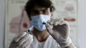 Bloomberg: Vaccinul anti-Covid dezvoltat de Oxford-AstraZeneca arată o dublă acţiune imună