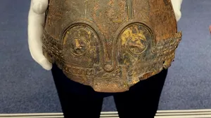 Coif medieval, de sorginte vikingă, din secolele X-XIII, unicat în România, recuperat de poliţişti. A fost descoperit în urmă cu mai bine de un deceniu dar nu a fost declarat