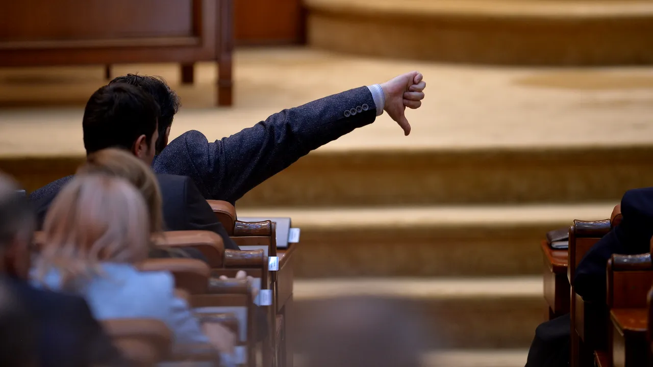 Cum te păcălesc parlamentarii că muncesc: Doar 10 proiecte adoptate, din cele 575 de pe ordinea de zi 
