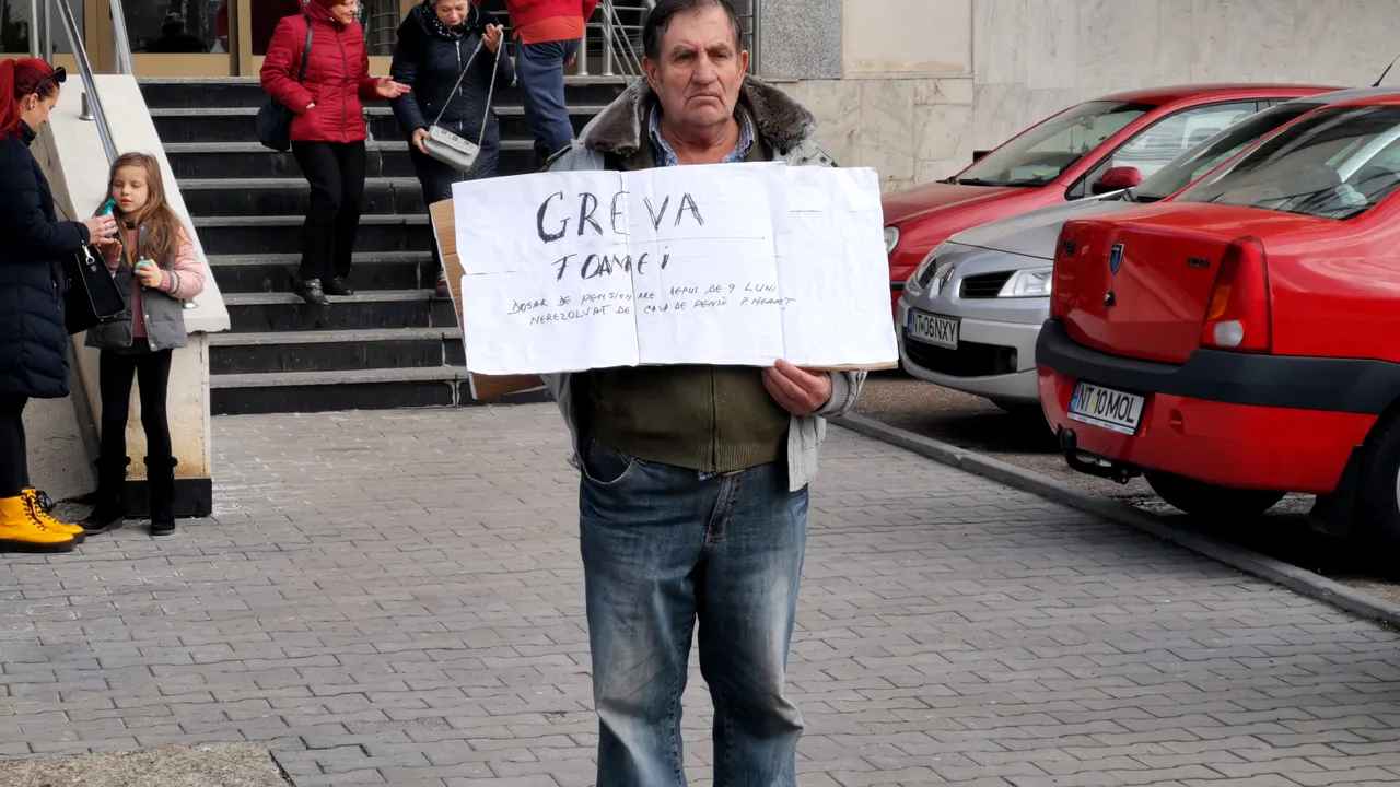 Protest la Casa de Pensii Neamţ. Un bătrân cere de 7 luni dovada vechimii în muncă | VIDEO