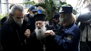 VIDEO „Papa, eşti un eretic”. Un preot ortodox a fost ridicat de poliţie după ce l-a insultat pe Papa Francisc la intrarea în Arhiepiscopia din Atena