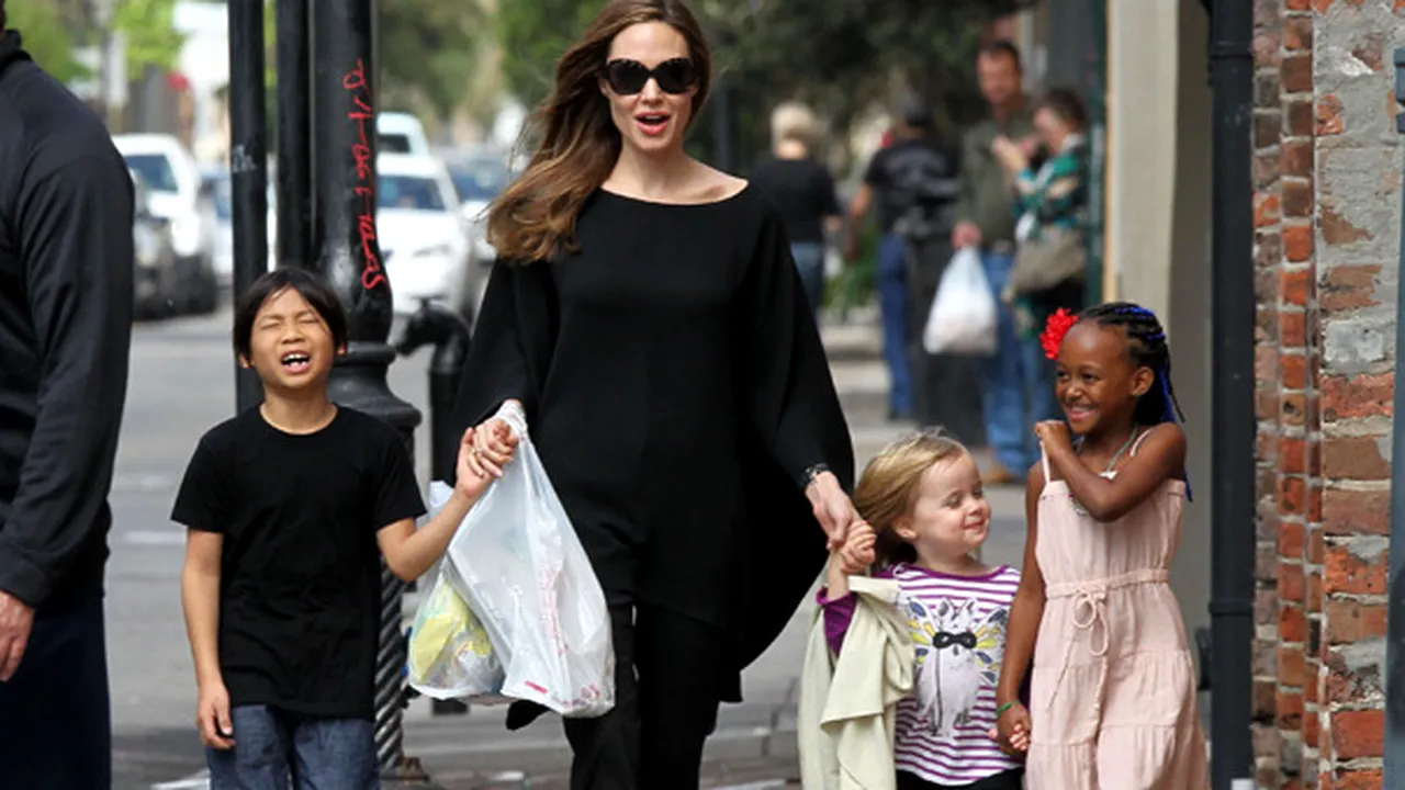 Angelina Jolie, la plimbare alături de copii. Cum se comportă cei mici pe stradă - FOTO