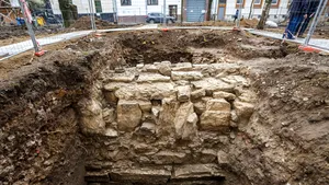 Emil Boc anunţă că zidul de incintă al oraşului roman Napoca, descoperit într-un parc, va fi conservat