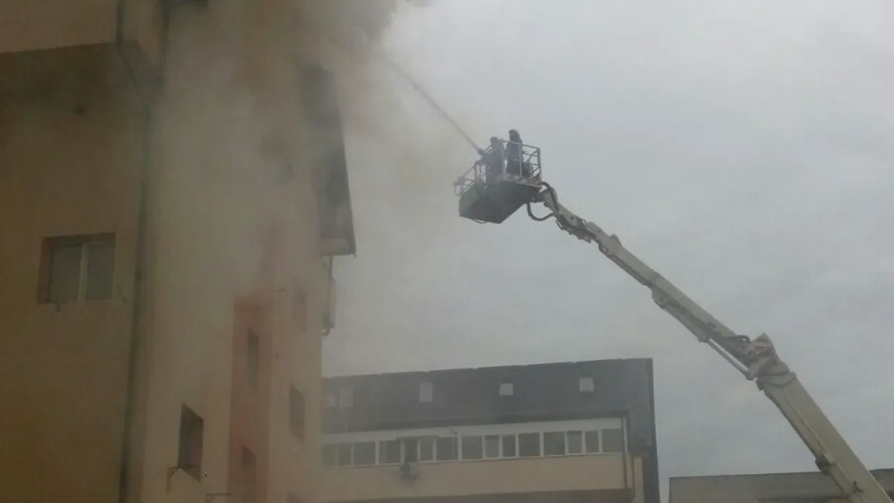 Bloc în flăcări în Timişoara, zeci de oameni evacuaţi şi o persoană intoxicată cu fum - GALERIE FOTO