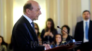 Băsescu a decorat foşti, actuali consilieri prezidenţiali şi angajaţi ai Administraţiei Prezidenţiale