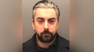 Rockerul pedofil, Ian Watkins, fostul solist al trupei Lostprophets, a fost ucis în închisoare / El fusese condamnat pentru abuz sexual asupra mai multor copii