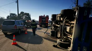 FOTO: Unde s-a răsturnat TIR-ul cu porci. Şoferul va fi transportat la spital